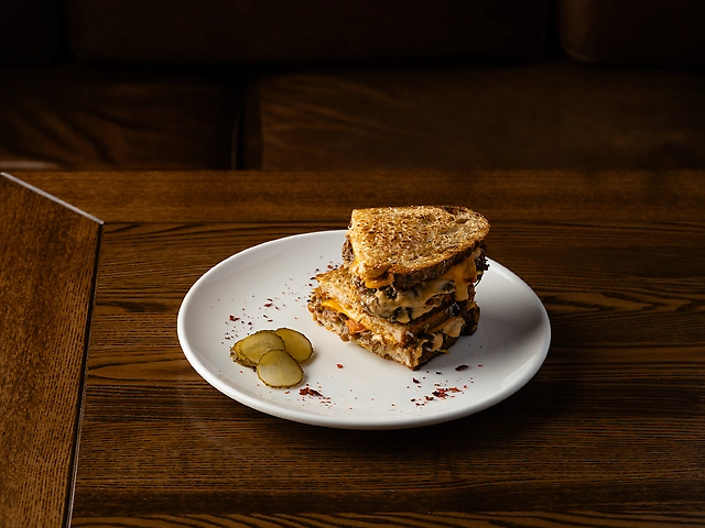 Сендвіч з рваною яловичиною