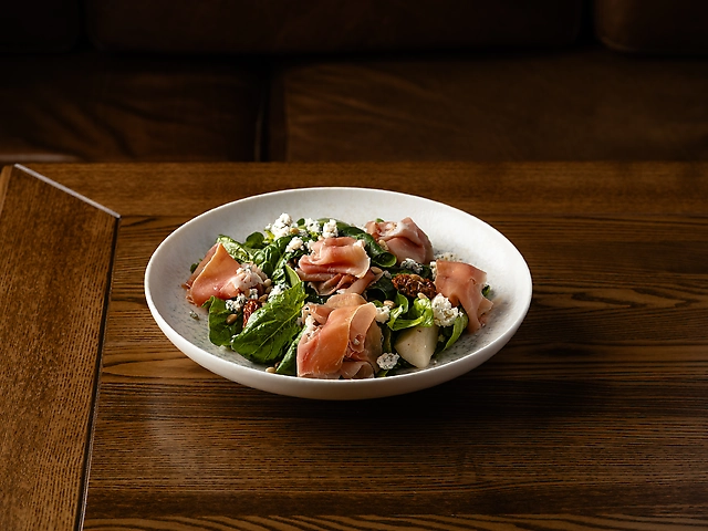 Салат з хамоном та грушею