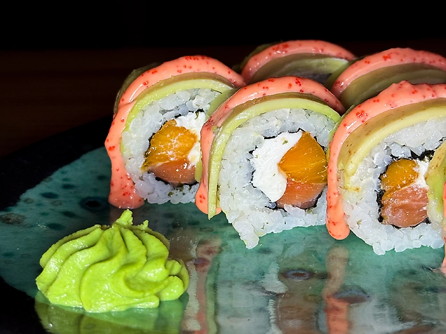 Рол з хурмою та лососем.