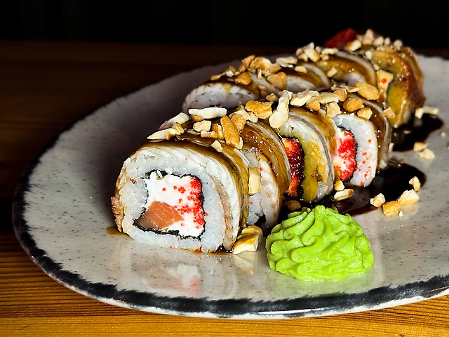 Рол золотий дракон з лососем та горішками кешʼю.