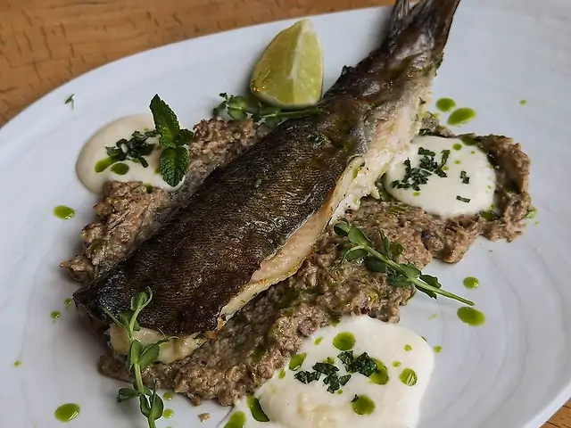 Форель на подушці із грибного пюре