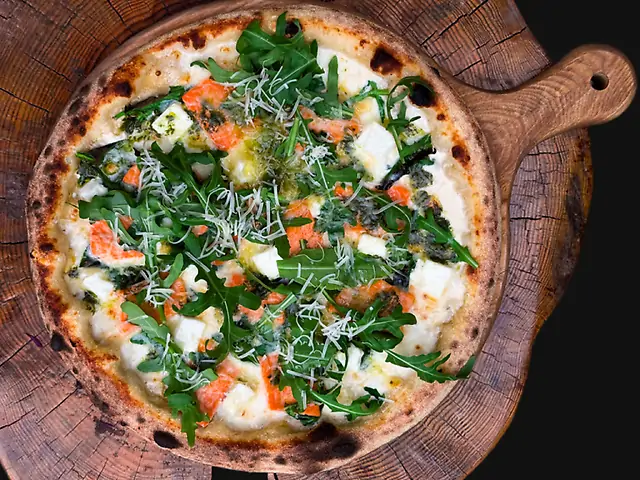 Піца з лососем та сиром фета.