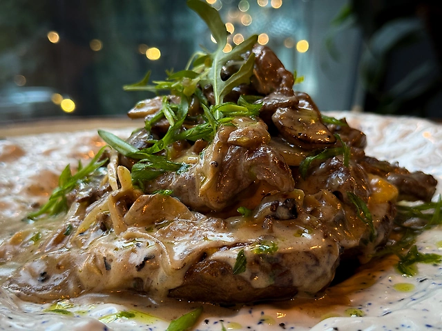 Beef  пр-строгановски на печеном картофеле