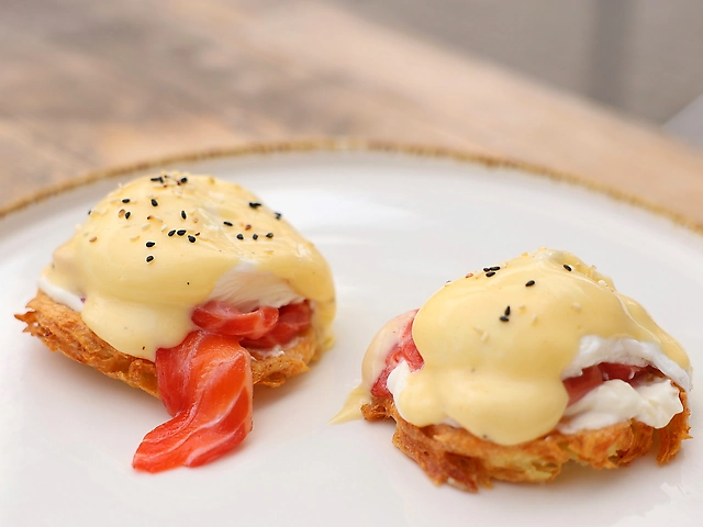 Бенедикт на деруні з лососем