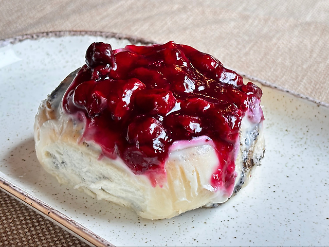 Сінабон вишня-мак