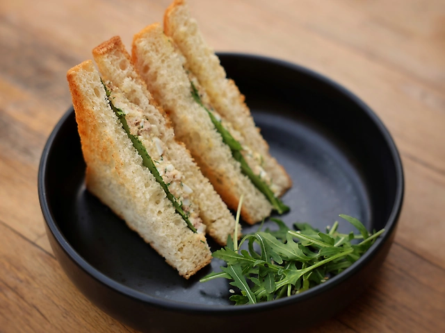 Бріош с кремовим яйцем та тунцем