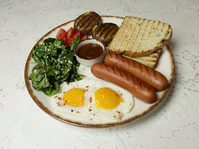 Великий сніданок з ковбасками