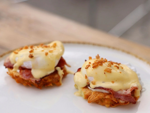 Бенедикт на деруні з беконом