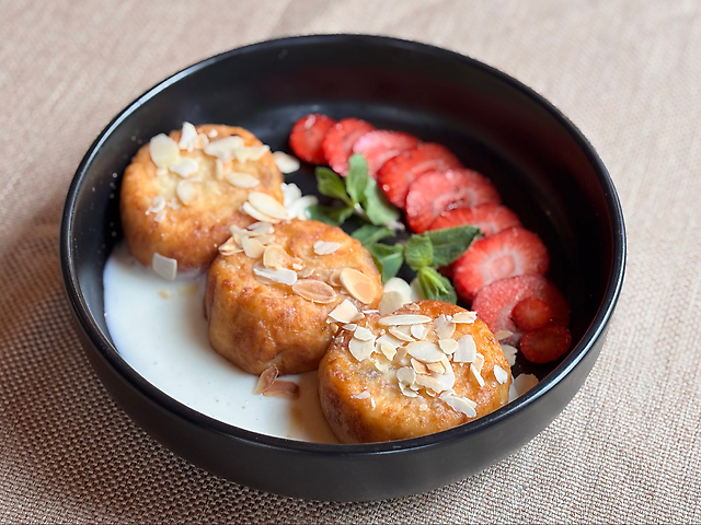 Сирники з полуницею