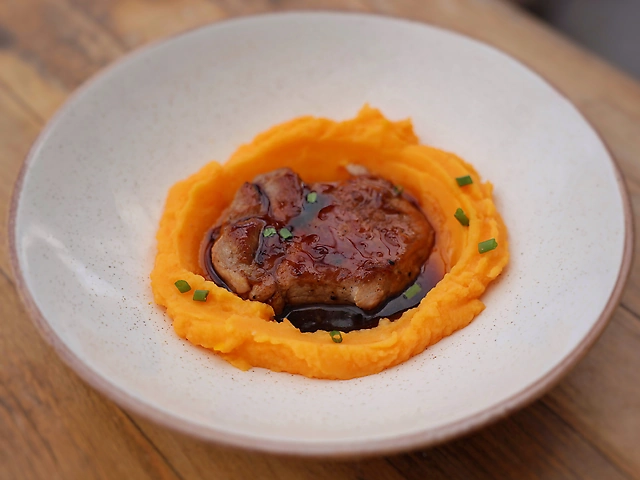 Свинячий стейк на морквяно-картопляному пюре