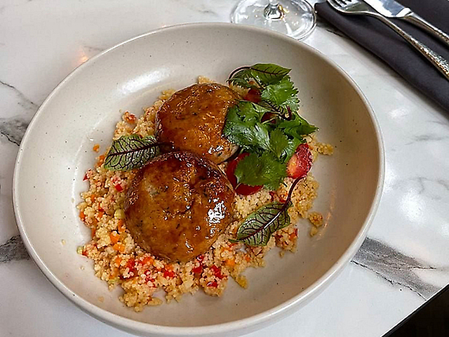 Котлети з індички з кус-кусок та овочами