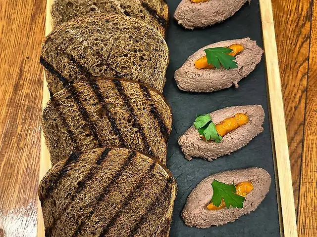 Паштет з курячої печінки,пюре з кураги