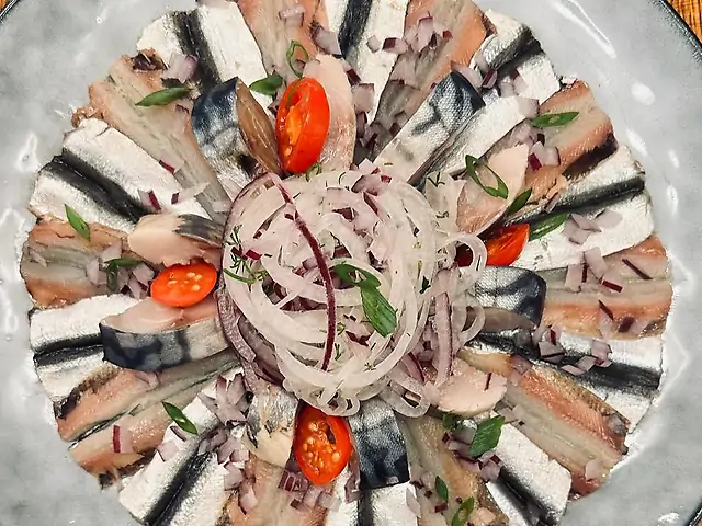 Тюлечка, оселедець, скумбрія малосол.,  маринована цибуля
