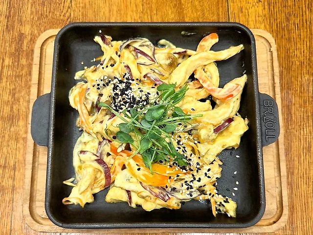 Курка, овочі, соус карі