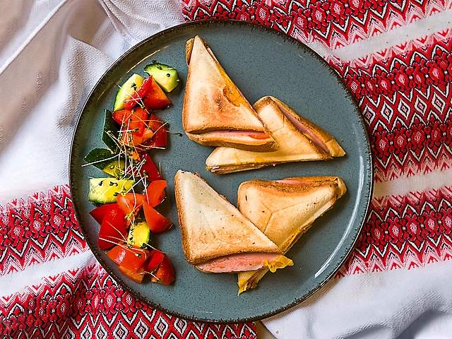 Сендвічі з шинкою та сиром