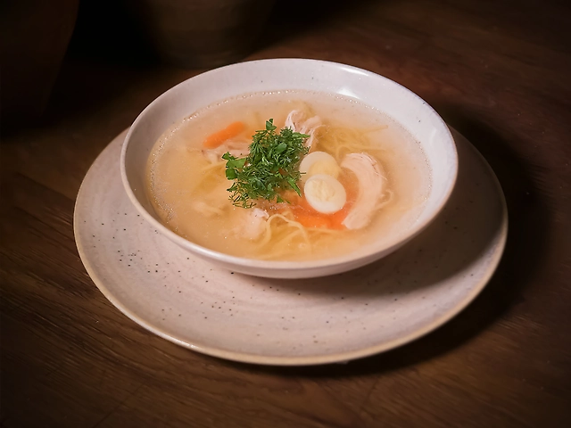 Курячий бульйон з домашньою локшиною