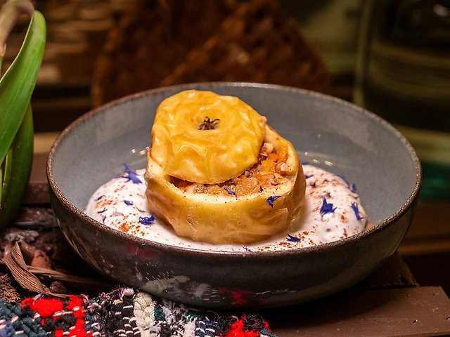 Печене яблуко з горіхами та сухофруктами