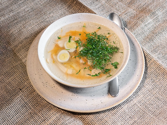 Курячий бульйон з галушками