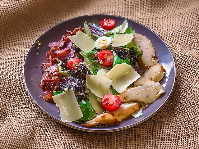 Брехуха - салат з курячою грудкою