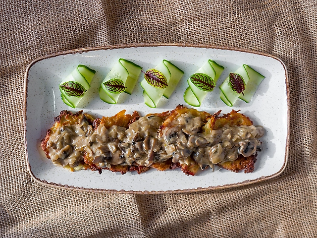 Деруни з шинкою під грибним соусом: 