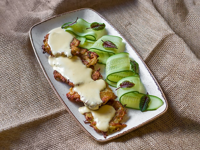 Деруни з шинкою під сирним соусом: 