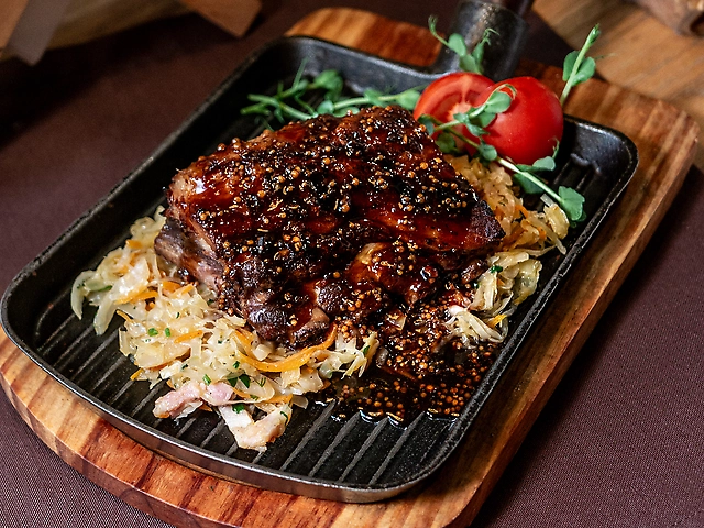 Тушковані свинячі реберця з капустою