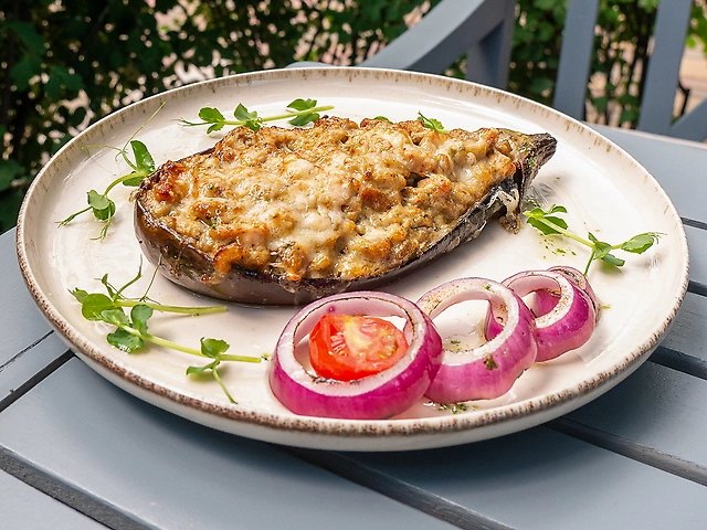 Запечений баклажан з курячим філе