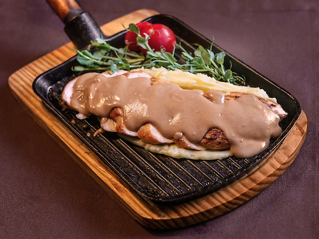 Куряча грудка з картопляним пюре та фірмовим соусом