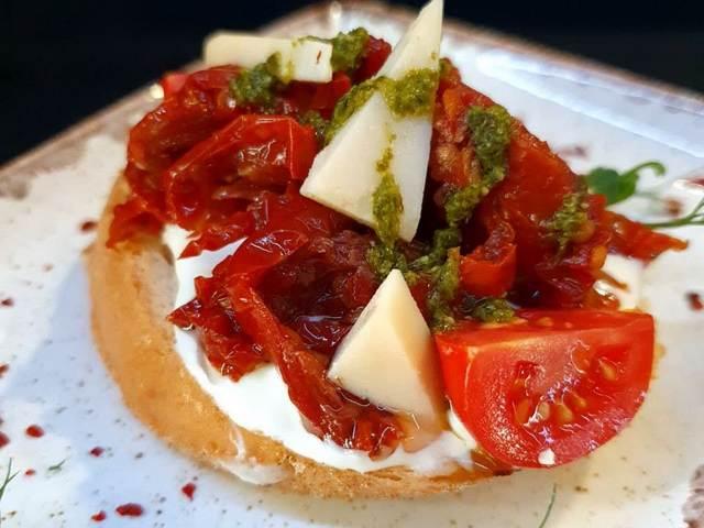 Бутер с вялеными томатами и пармезаном