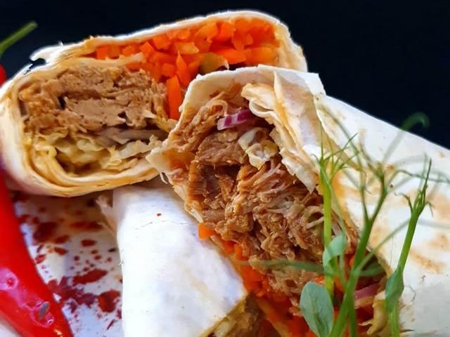 Рол в ротик свинина