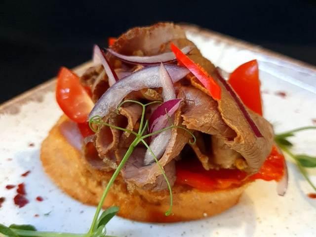 Бутер с ростбифом и запеченным перцем