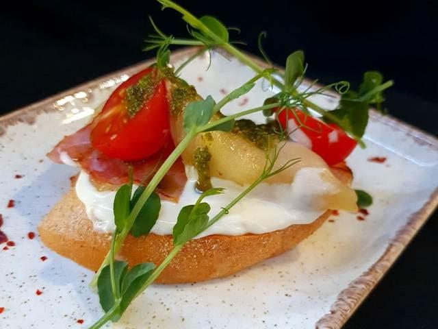 Бутер с пармой и грушей