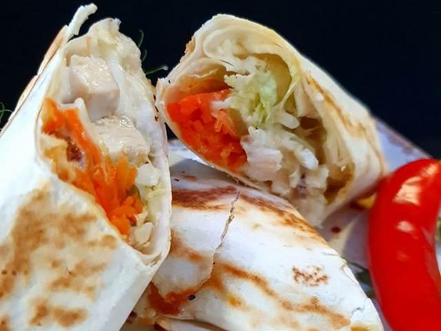 Рол в ротик курица