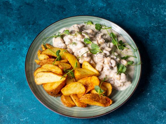 Мясо в сливочно-грибном соусе с картофелем