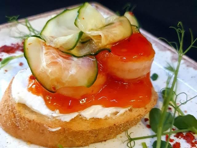 Бутер с креветками в кисло-сладком соусе