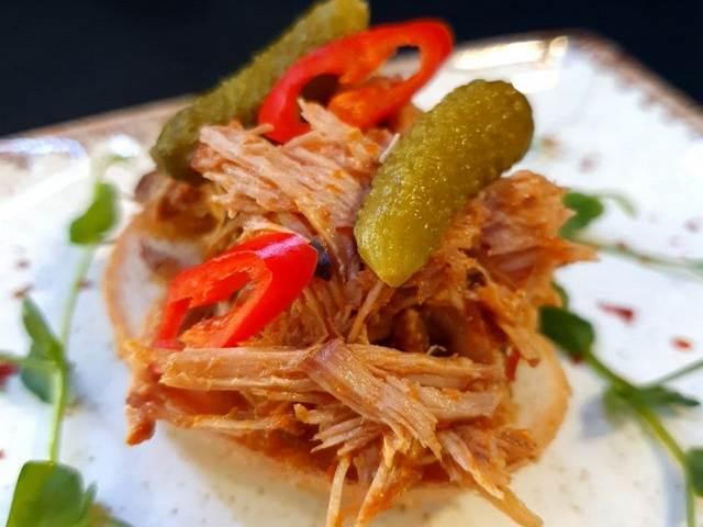 Бутер с рваной свининой и корнишонами