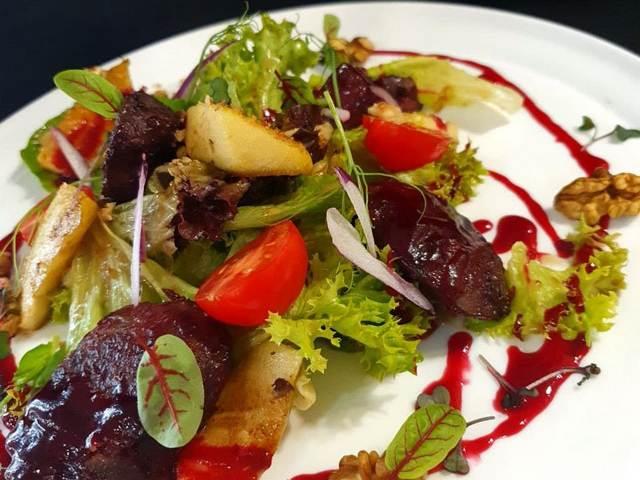 Салат с печенью и яблоками