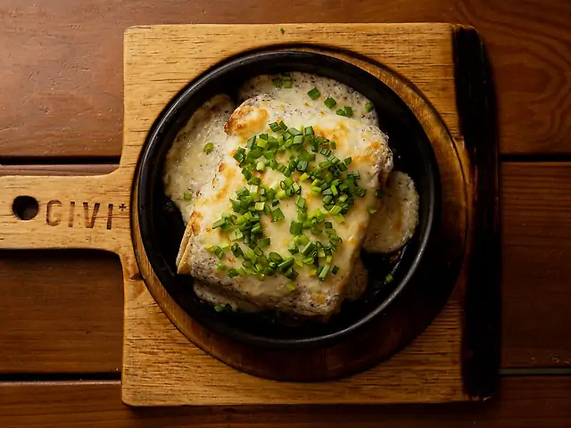 Млинці з томленою яловичиною