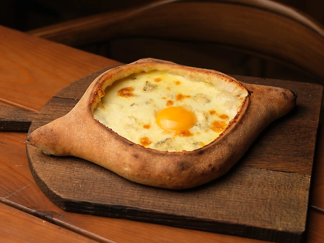 Хачапурі по-Аджарськи 4 сири