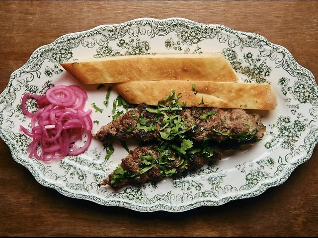 Люля-кебаб Givi-style з грильованим хлібом, кінзою та кримською цибулею