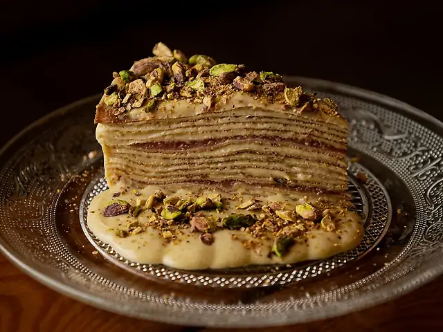 Млинцевий торт з фісташкою та полуницею