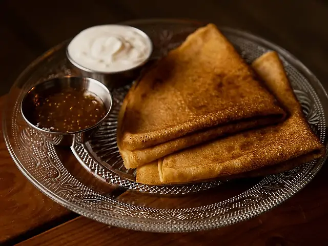 Млинці з інжирним джемом і грецьким йогуртом