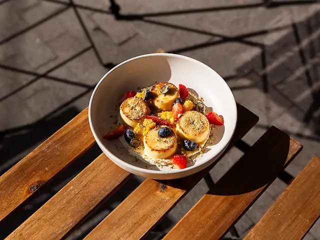 Сирники з крем-сиром та апельсиновим джемом