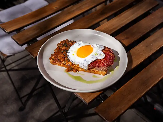 Англійський сніданок на бельгійській вафлі