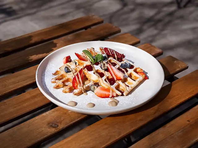 Белгійські вафлі з малиновим компоте