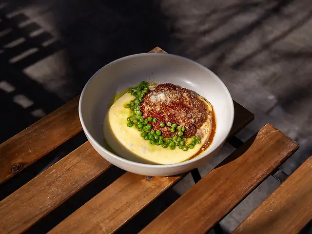 Біфштекс з пюре та пармезаном