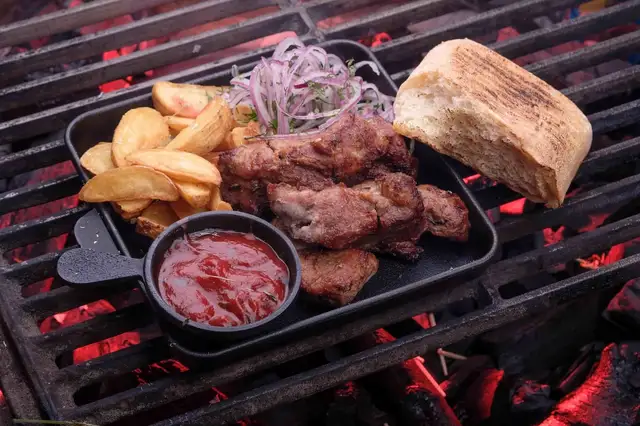 ШАШЛИК ЗІ СВИНЯЧИХ РЕБЕРЕЦЬ