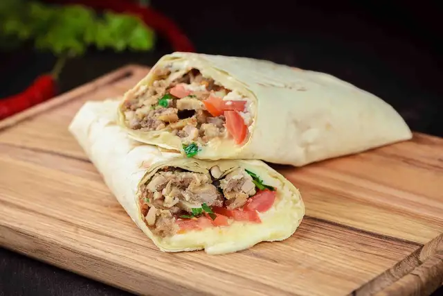 СУЛУГУНІ З М&#039;ЯСОМ