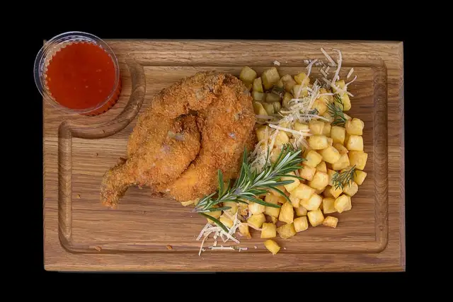 ДОНЕР-КЕБАБ НА ТАРІЛЦІ З КАРТОПЛЕЮ ТА КВАШЕНОЮ КАПУСТОЮ