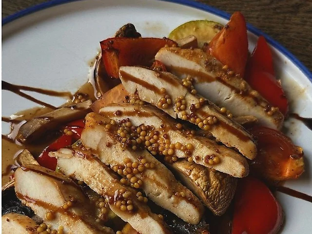 Теплий салат з куркою
